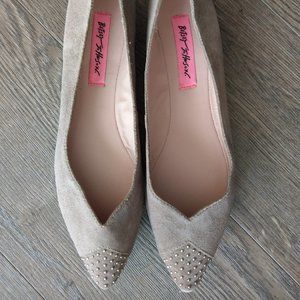 Betsey Johnson Sofii size 7 flats, new